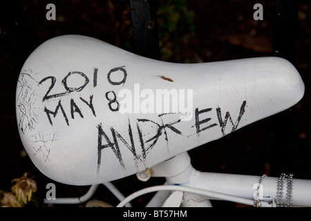 Un fantasma in bicicletta o è una bicicletta impostato come un memoriale di strada in un luogo dove un ciclista è stato ucciso o gravemente feriti. Foto Stock