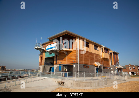 Inghilterra, West Sussex, Shoreham-da-mare, spiaggia di Kingston, recentemente costruita scialuppa di salvataggio houst davanti al porto entrata. Foto Stock