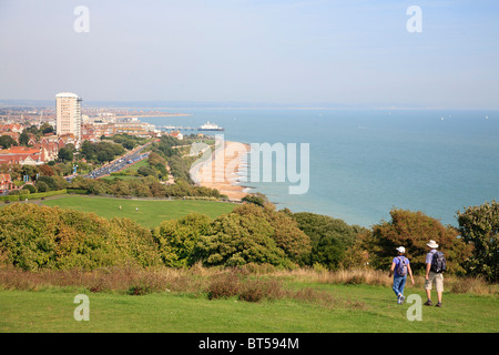 Due escursionisti a sud ovest approccio Eastbourne Foto Stock