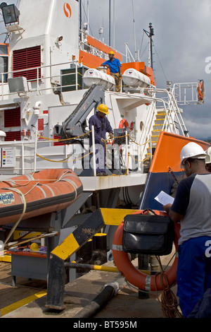 Olio di Luba Freeport. Il Quayside operazioni di rifornimento per le navi tenendo il combustibile dal serbatoio olio agriturismo Foto Stock