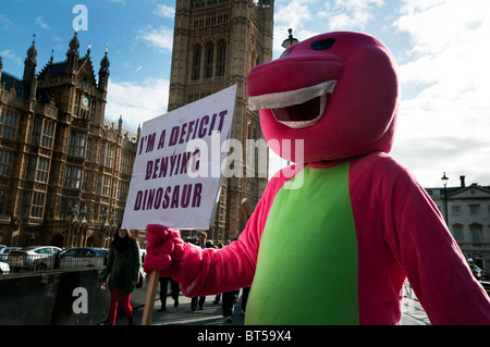 Anti-tagli rally al di fuori del Parlamento Westminster il 19 ottobre 2010 il giorno prima aveva annunciato il settore pubblico dei tagli Foto Stock