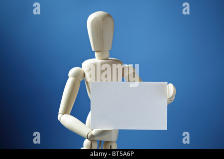 Artista doll tenendo un blank business card Foto Stock