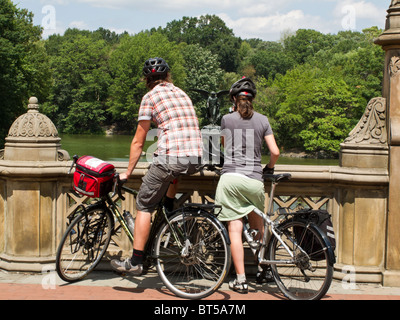 Turisti in bicicletta a Bethesda terrazza, al Central Park di New York Foto Stock