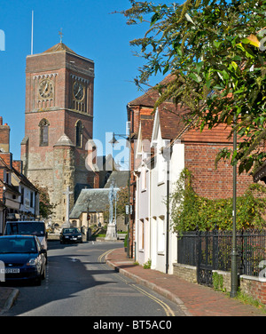 Un'immagine del vecchio mercato del paese di Petworth nel West Sussex. Regno Unito. Questo è East Street guardando verso la chiesa di Santa Maria. Foto Stock