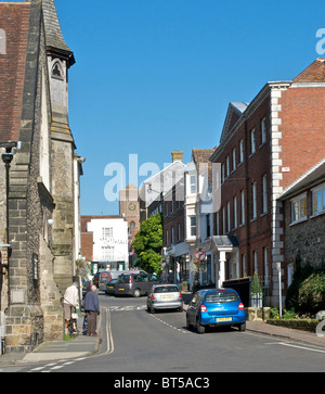 Un'immagine del vecchio mercato del paese di Petworth nel West Sussex. Regno Unito. Questa è una vista guardando a nord dalla Golden Square. Foto Stock