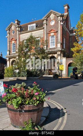 Un'immagine del vecchio mercato del paese di Petworth nel West Sussex. Regno Unito. Questa è la vecchia casa di banca in piazza del mercato. Foto Stock