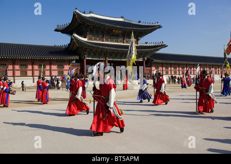 Cerimonia del cambio della guardia al Palazzo Gyeongbokgung Seoul COREA DEL SUD Foto Stock