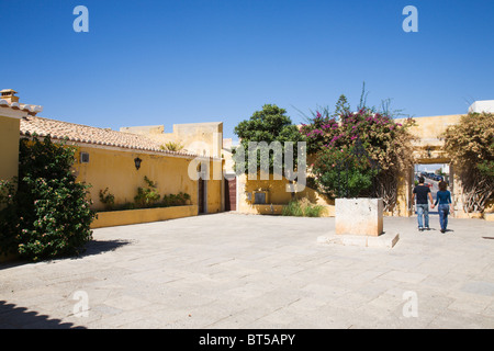 Una vista all'interno di Fort "Santa Catarina de Ribamar' in Praia da Roch, Algarve, Portogallo. Foto Stock