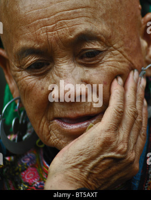 Donna anziana dal fiore tribù Hmong vicino a SAPA, Vietnam Foto Stock