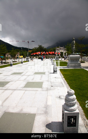 Il drammatico ingresso al Monastero Po Lin sull'Isola di Lantau, Hong Kong, l'enorme cancello conduce in seguito il Big Buddha Foto Stock