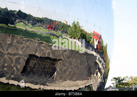 Riflessioni in la Géode, Parc de la Villette Foto Stock