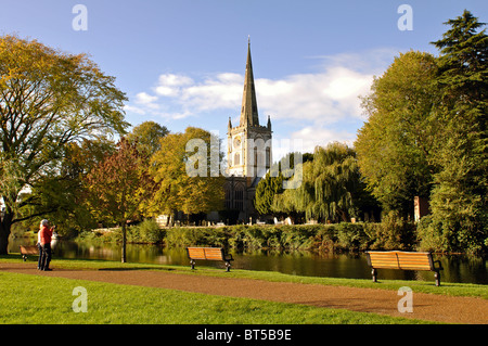Chiesa della Santa Trinità e il fiume Avon, Stratford-upon-Avon, Warwickshire, Inghilterra, Regno Unito Foto Stock