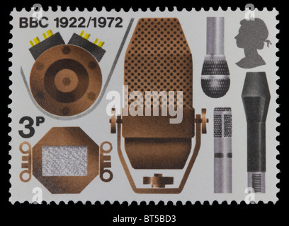 Regno Unito - circa 1972: un timbro stampato in Gran Bretagna mostra i diversi microfoni, una serie dedicata al 50 °