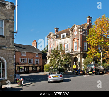 Un'immagine del vecchio mercato del paese di Petworth nel West Sussex. Regno Unito. Questa è la vecchia casa di banca in piazza del mercato. Foto Stock