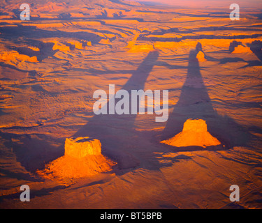 Vista aerea di Los Gigantes Buttes al tramonto, Lukachukai montagne, riserva Navajo, Arizona Foto Stock