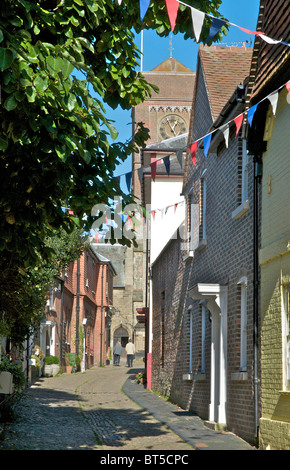 In acciottolato Lombard Street nella antica città mercato di Petworth nel Sussex, Regno Unito Foto Stock