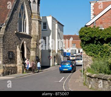 Un'immagine del vecchio mercato del paese di Petworth nel West Sussex. Regno Unito. Si tratta di Golden Square con la chiesa metodista. Foto Stock