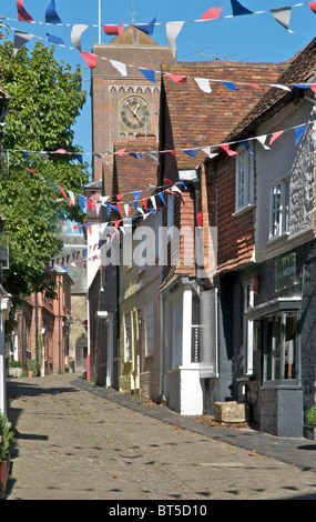 In acciottolato Lombard Street nella antica città mercato di Petworth nel Sussex, Regno Unito Foto Stock