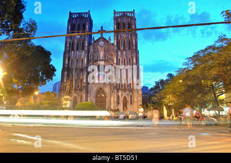 Una lunga esposizione di San Giuseppe chiesa in Hanoi, Vietnam Foto Stock