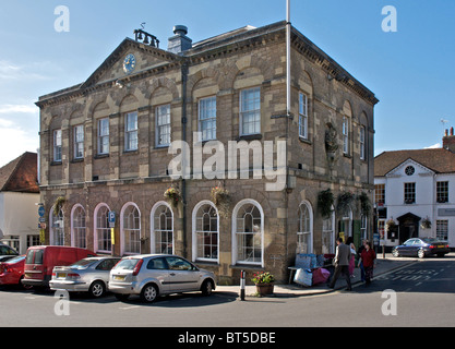 Un'immagine del vecchio mercato del paese di Petworth nel West Sussex. Regno Unito. Questo è il Leconfield Hall nel centro della piazza del mercato. Foto Stock