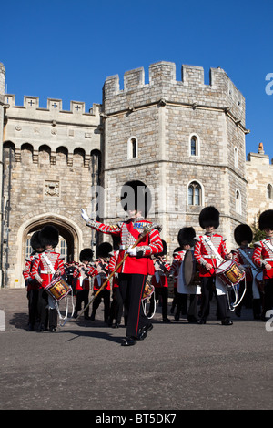 "Cambio della guardia" presso il Castello di Windsor, Berkshire, Inghilterra. Regno Unito GB Foto Stock