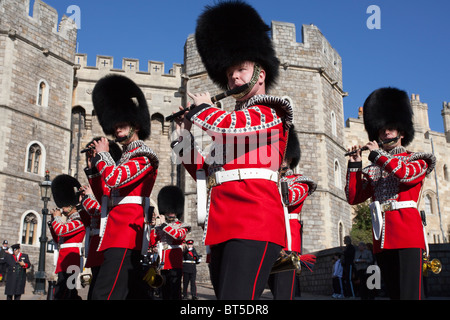 "Cambio della guardia" presso il Castello di Windsor, Berkshire, Inghilterra. Regno Unito GB Foto Stock