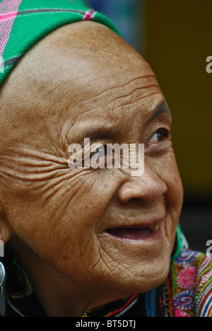 Donna anziana dal fiore tribù Hmong vicino a SAPA, Vietnam Foto Stock