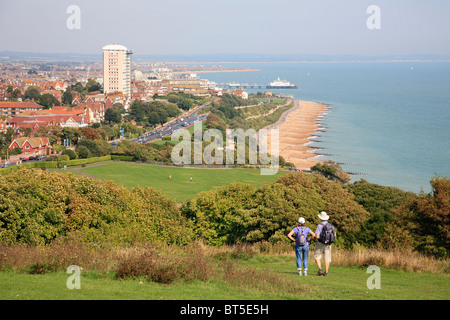 Due escursionisti a sud ovest di modo pausa per ammirare la vista come si avvicinano a Eastbourne Foto Stock