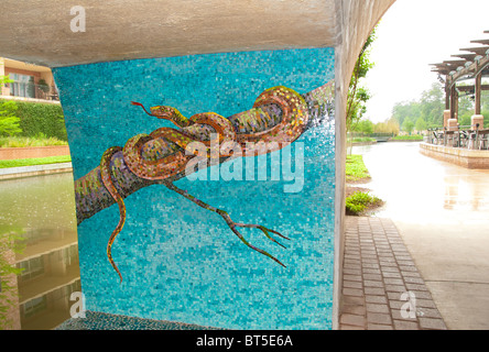 Piastrella mosaico arte lungo la passerella sotto il ponte nei boschi, Texas, Stati Uniti d'America Foto Stock