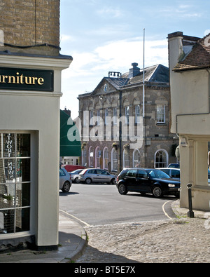 Un'immagine del vecchio mercato del paese di Petworth nel West Sussex. Regno Unito. Questo è il Leconfield Hall nel centro della piazza del mercato. Foto Stock