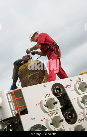 Olio di Luba Freeport. Installazione di parte di offshore Oil Rig testa pozzo tree esecuzione di strumento per il test prima del trasporto Foto Stock