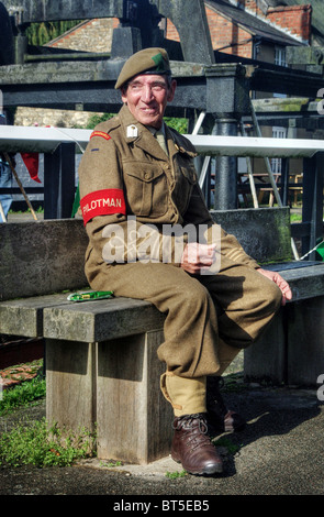 Ri-enactor vestito come un WW2 soldato, al "villaggio in guerra' dell'evento Stoke Bruerne, Northamptonshire REGNO UNITO Foto Stock