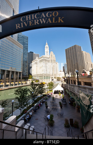 Chicago Tribune e Wrigley edifici lungo il Michigan Ave con vista del fiume Chicago e il lungofiume di Chicago, IL, Stati Uniti d'America. Foto Stock