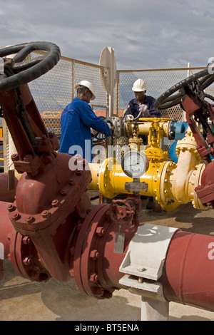 Olio di Luba Freeport. Il Quayside operazioni di rifornimento per le navi tenendo il combustibile dal serbatoio olio agriturismo Foto Stock