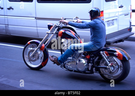Un uomo su un chopper Harley Davidson Moto sulla città di Melbourne street Foto Stock