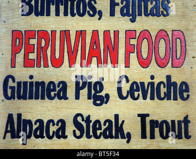 Un segno pubblicità la cucina peruviana compresi cavia e bistecca alpaca Foto Stock