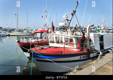 Barche da pesca nel porto di Boulogne-sur-Mer, Francia Foto Stock