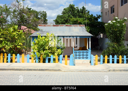 Coloratissima casa nel villaggio di pescatori di Bayahibe, La Romana. Repubblica Dominicana Foto Stock