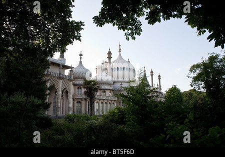 Royal Pavilion Indo-Saracenic architettura di stile centro torre cupola colonne e finestre con cupole e guglie Foto Stock