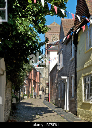 In acciottolato Lombard Street nella antica città mercato di Petworth nel Sussex, Regno Unito Foto Stock