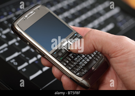 Utilizzando una smart telefono cellulare Foto Stock