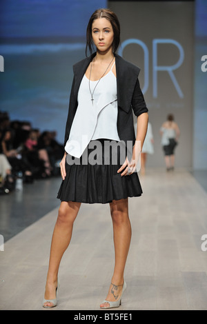 Modello su pista con designer Angela Chen il giorno 2 della LG Fashion Week di Toronto, Canada. Foto Stock