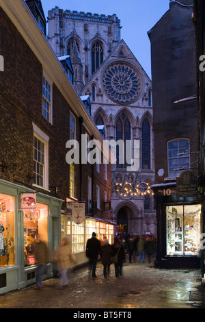 Christmas Shopper, Minster Gate con York Minster sullo sfondo della città di York, North Yorkshire, Inghilterra, Regno Unito Foto Stock