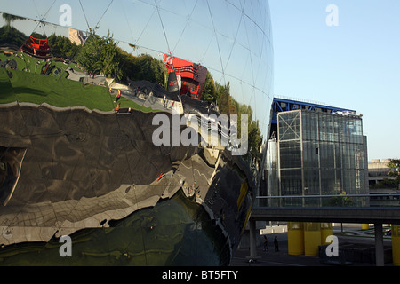 Riflessioni in la Géode, Parc de la Villette Foto Stock