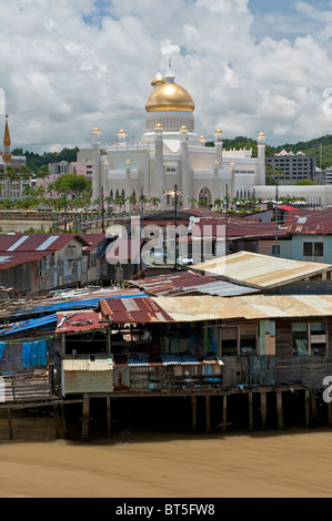 Vista del sultano Omar Ali Saifuddin Moschea Kampong Ayer acqua villaggio in Bandar Seri Begawan, Brunei Foto Stock