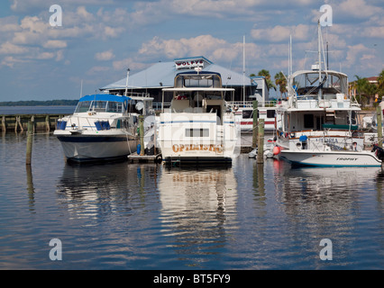 Bacino di yacht sul lago Monroe presso il porto di Sanford Florida Foto Stock