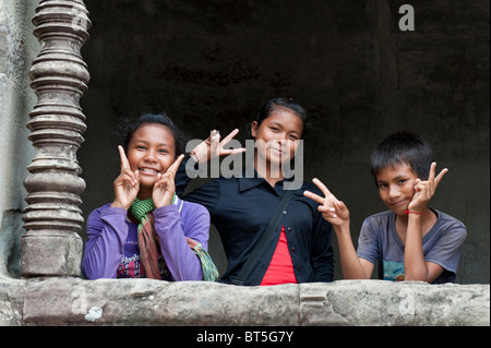 Bambini locali posano per una foto di Angkor Wat, Cambogia Foto Stock