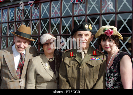 Re-enactors, compreso George Formby e Field-Marshall Montgomery look-alikes, in corrispondenza di una quarantina weekend. Foto Stock