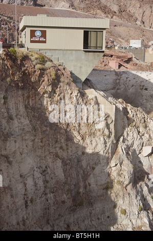 La diga di Hoover stramazzo casa costruita nel paesaggio roccioso Foto Stock