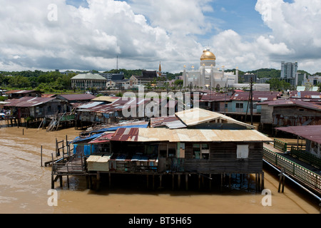 Vista del sultano Omar Ali Saifuddin Moschea Kampong Ayer acqua villaggio in Bandar Seri Begawan, Brunei Foto Stock